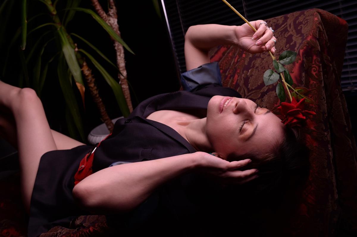 何気ない仕草に隠された心の動き